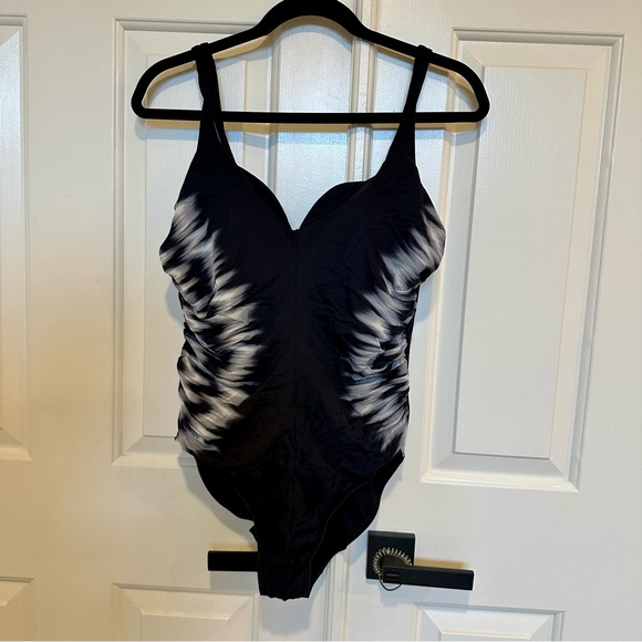 Miraclesuit L70831 Black Sound Waves Temptress One-Piece Swimsuit Size 14